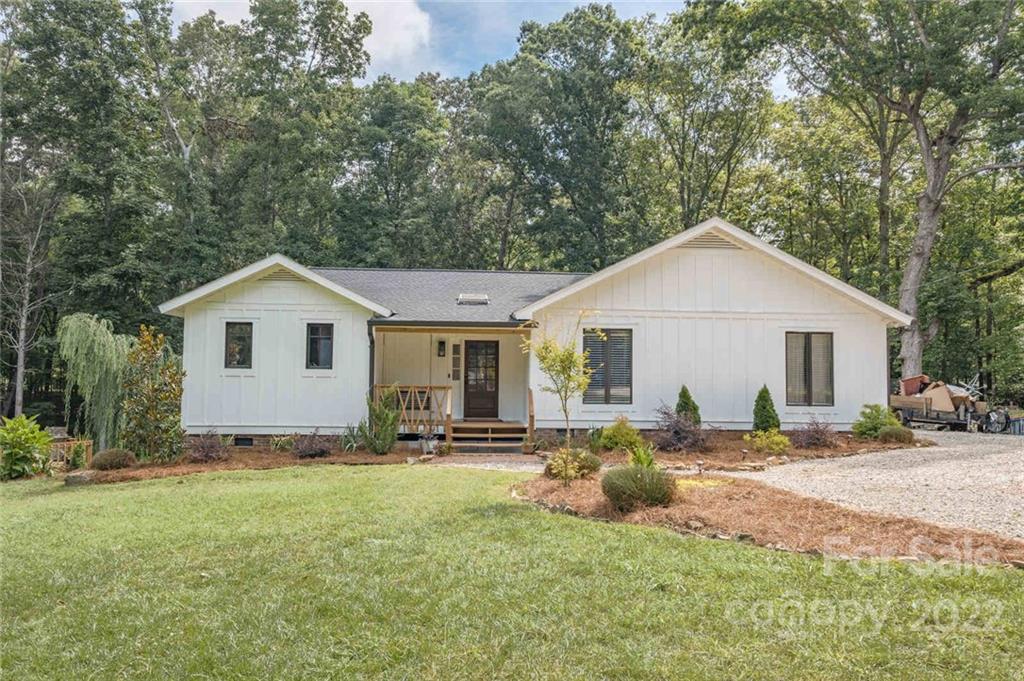 a view of a house with backyard