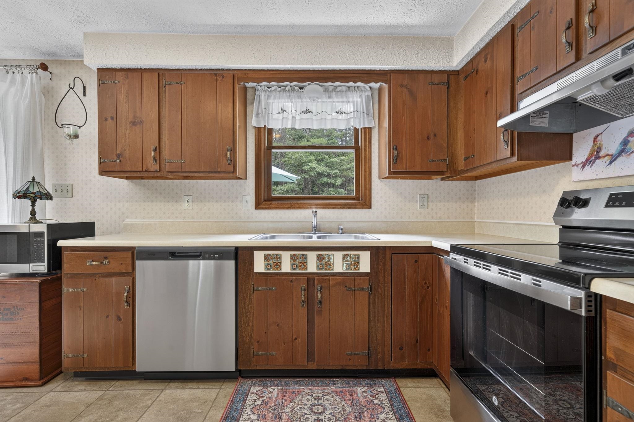 8 Rocky Hill Road Litchfield, NH 03052 - Photo 12 of 48