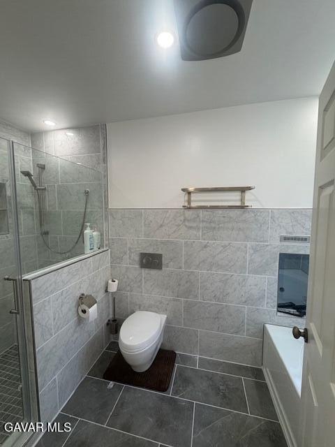 44128 Fine Circle Lancaster, CA 93536 - Photo 40 of 63 a bathroom with a toilet and a shower