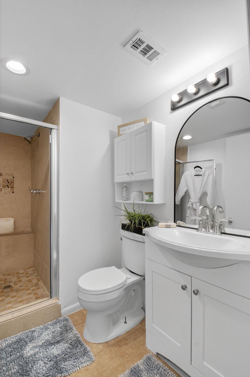 9370 Southwest 8th Street, Unit 410 Boca Raton, FL 33428 - Photo 21 of 28 Guest Bathroom/Second Bathroom