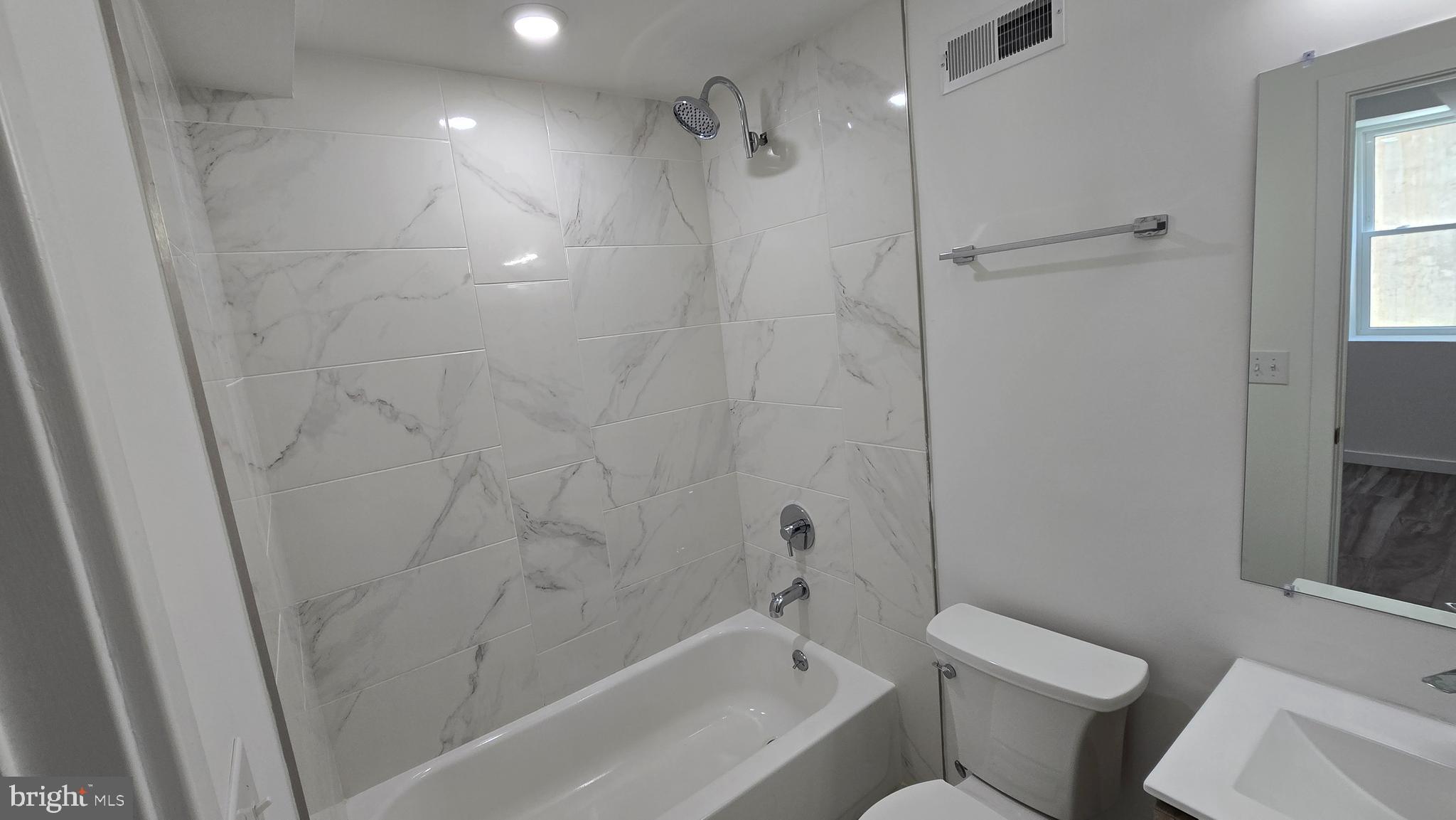 300 Budd Street, Unit C1 Philadelphia, PA 19104 - Photo 15 of 20 a bathroom with a bathtub and a toilet