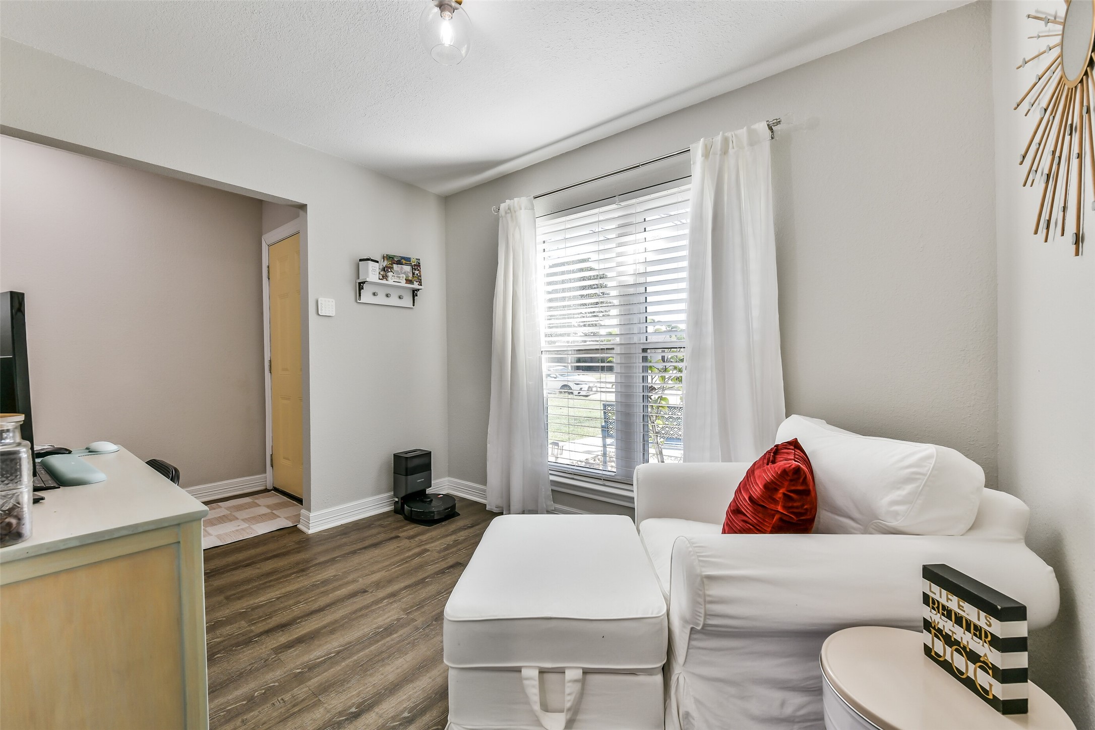 5421 Bramble Lane Dickinson, TX 77539 - Photo 13 of 26 a living room with furniture and a window