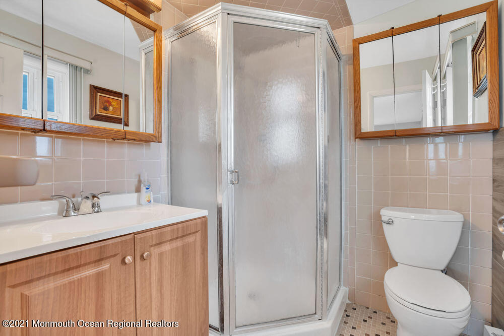 54 Markham Road Brick, NJ 08724 - Photo 32 of 35 a bathroom with a toilet a sink and mirror
