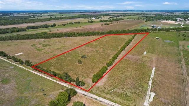 a view of a tennis court