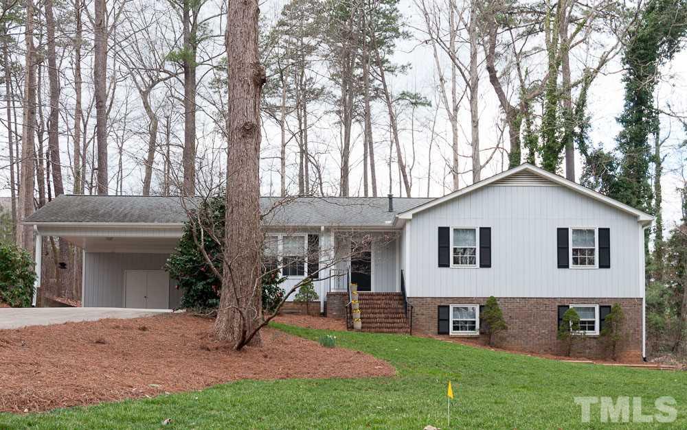 a view of house with a yard