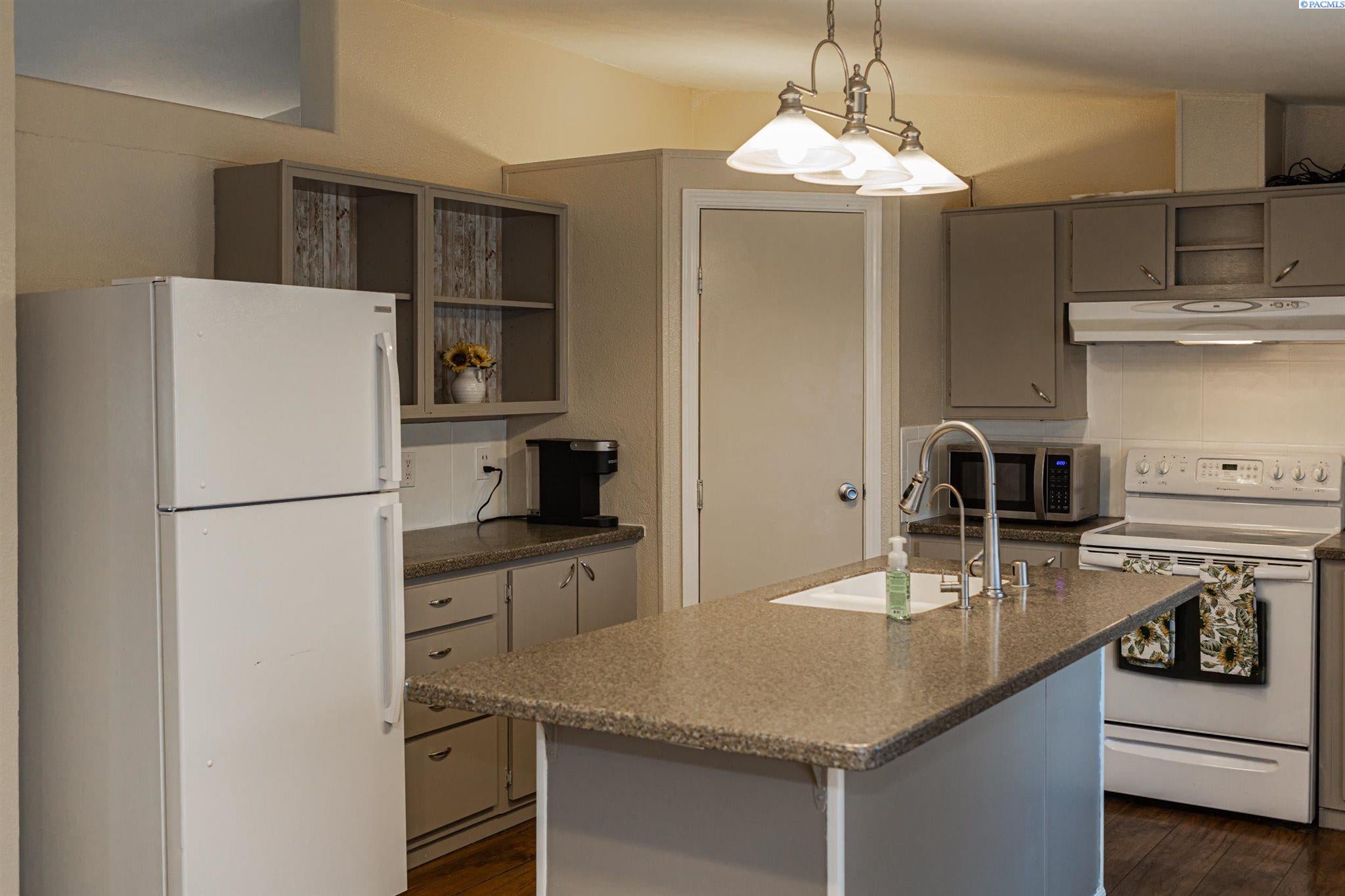 17303 East Ruppert Road Benton City, WA 99320 - Photo 9 of 26 Gallery Image 9