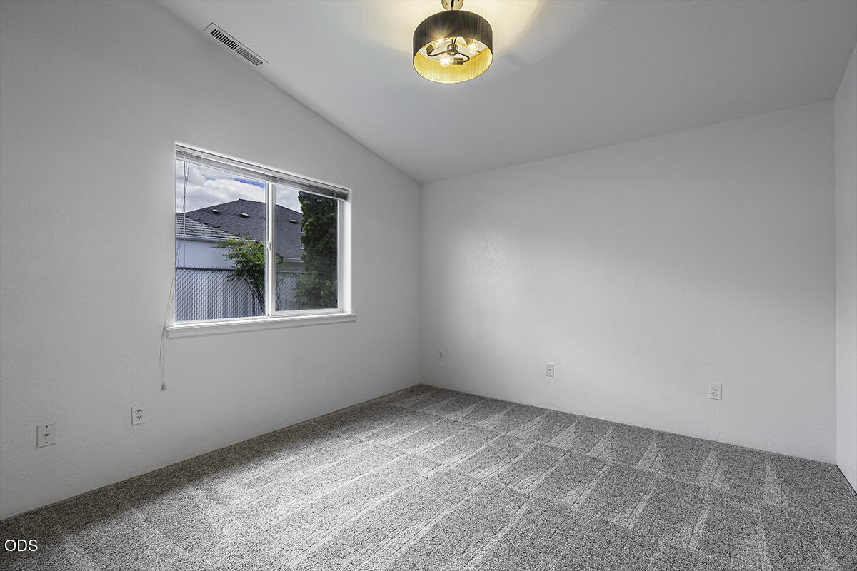 1118 Angela Court Central Point, OR 97502 - Photo 14 of 22
