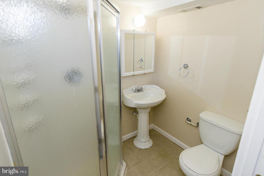 8706 Jenifer Road Baltimore, MD 21234 - Photo 16 of 27 Bath