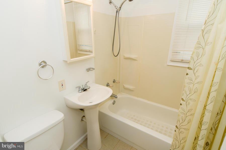 8706 Jenifer Road Baltimore, MD 21234 - Photo 9 of 27 Bath