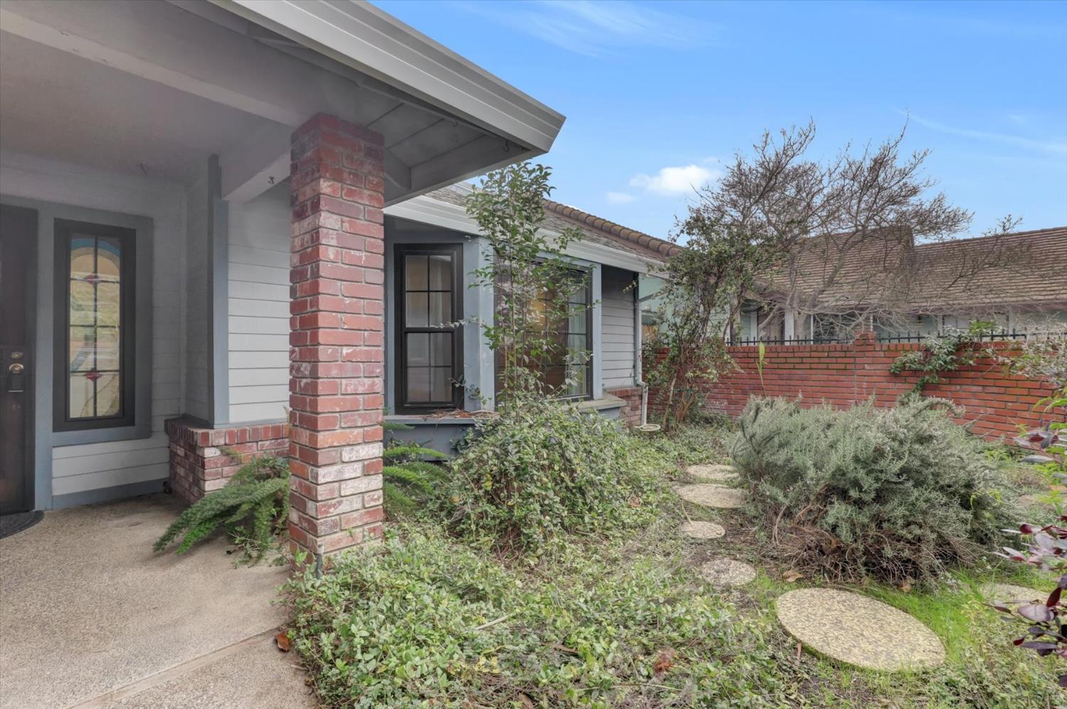 5316 Engle Road Carmichael, CA 95608 - Photo 4 of 47 a front view of a house with garden