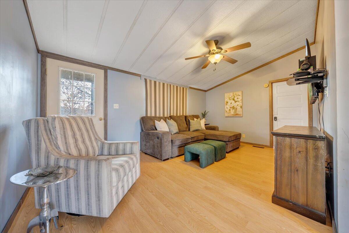 1290 Shoulder Run Road Moneta, VA 24121 - Photo 3 of 29 03-MIB08784