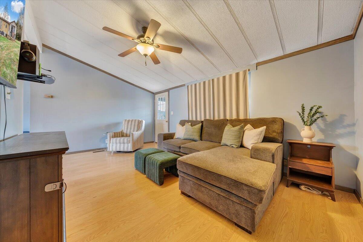 1290 Shoulder Run Road Moneta, VA 24121 - Photo 4 of 29 04-MIB08787