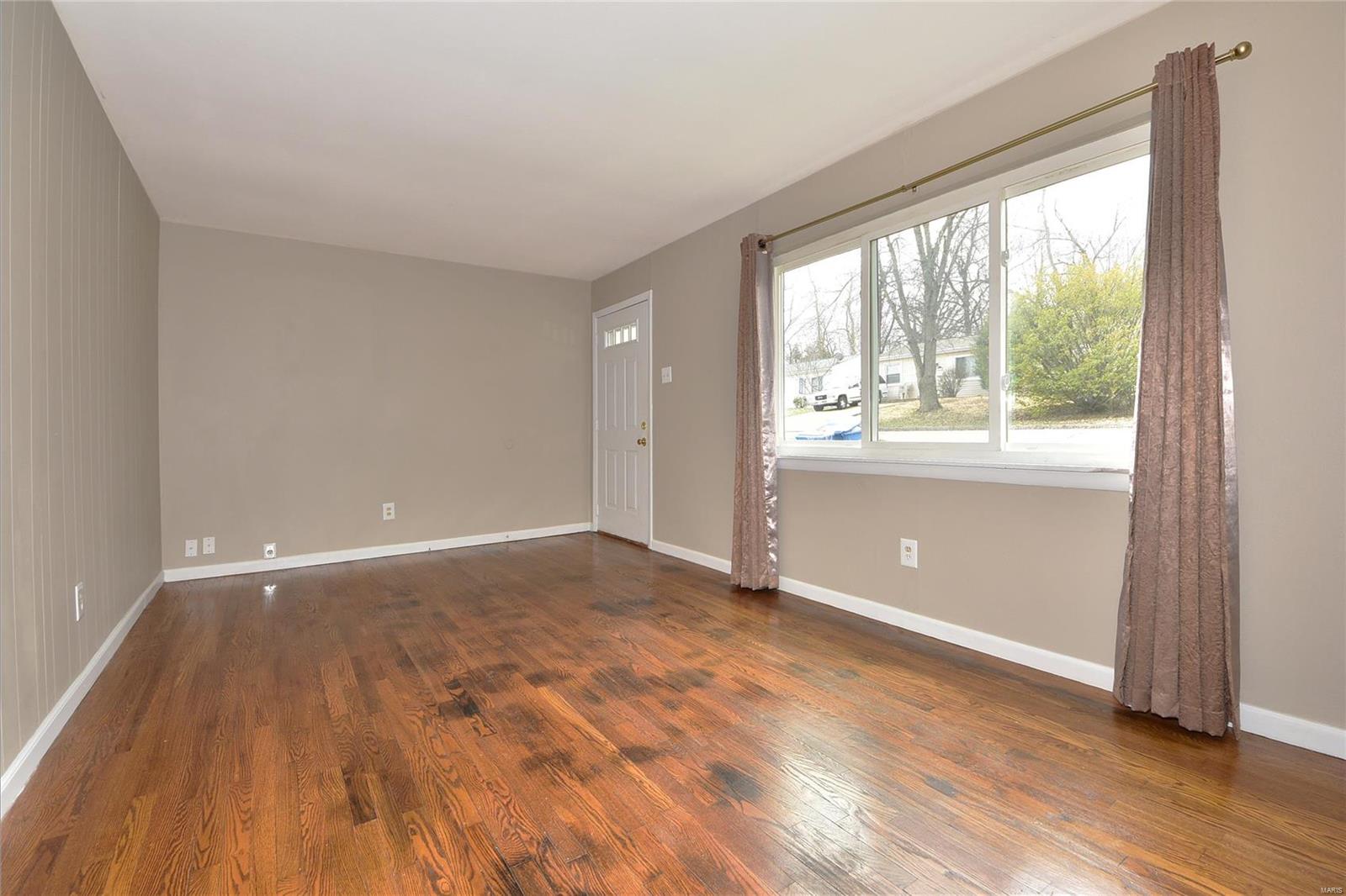 229 Ballwin Avenue Ballwin, MO 63021 - Photo 2 of 27 Gallery Image 2