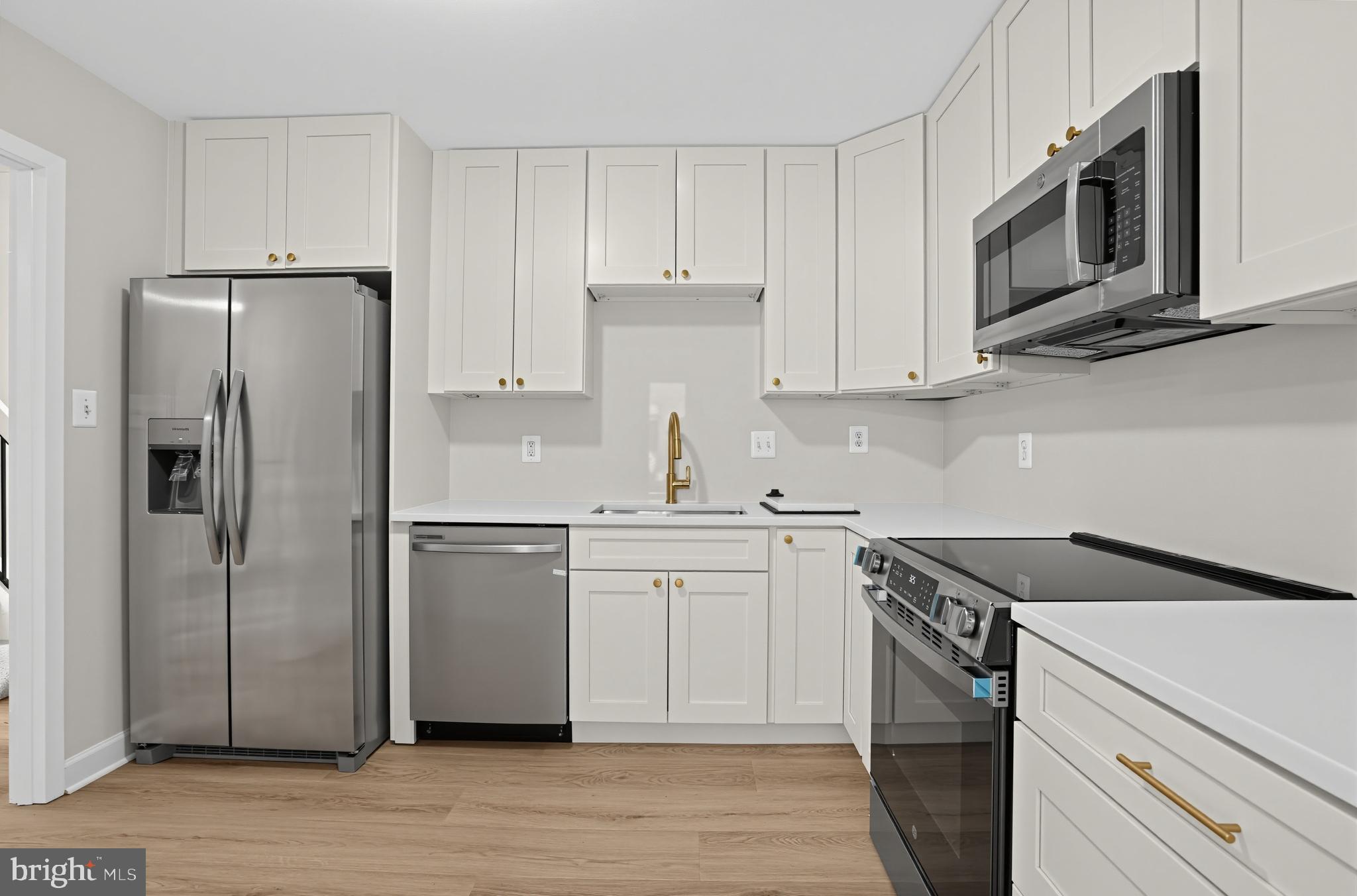 8713 Ridge Hollow Court Springfield, VA 22152 - Photo 6 of 31 Brand New Stainless Appliances