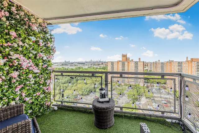 $375,000 | 825 Morrison Avenue, Unit 19C | Soundview