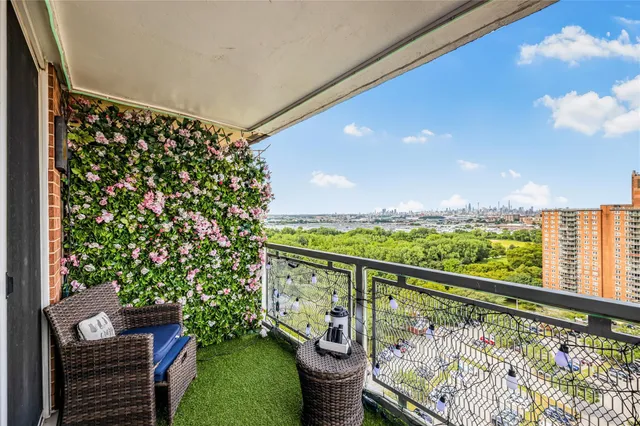 $375,000 | 825 Morrison Avenue, Unit 19C | Soundview