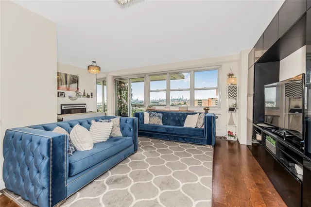 $375,000 | 825 Morrison Avenue, Unit 19C | Soundview