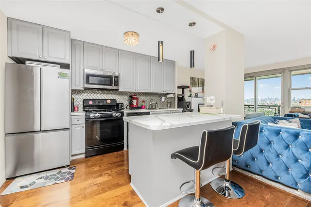 $375,000 | 825 Morrison Avenue, Unit 19C | Soundview