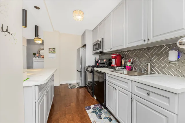 $375,000 | 825 Morrison Avenue, Unit 19C | Soundview