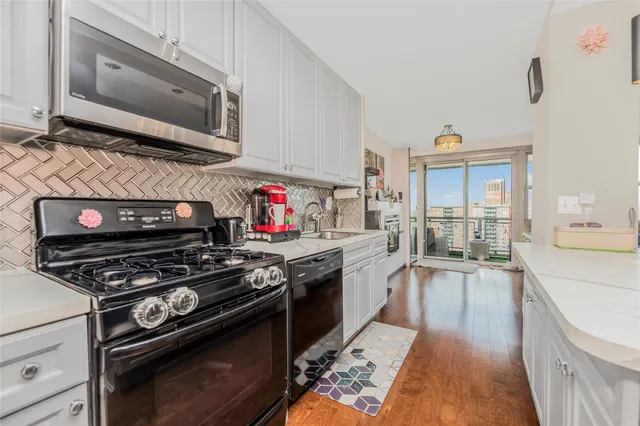 $375,000 | 825 Morrison Avenue, Unit 19C | Soundview