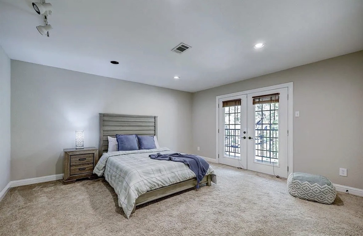 8 North Timber Top Drive The Woodlands, TX 77380 - Photo 11 of 14