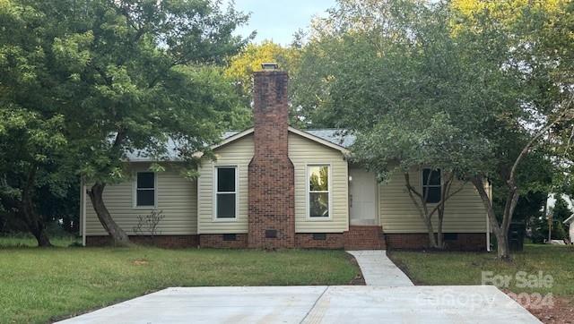 5052 Suwarrow Court Fort Mill, SC 29708 - Photo 1 of 9 a front view of a house with a garden