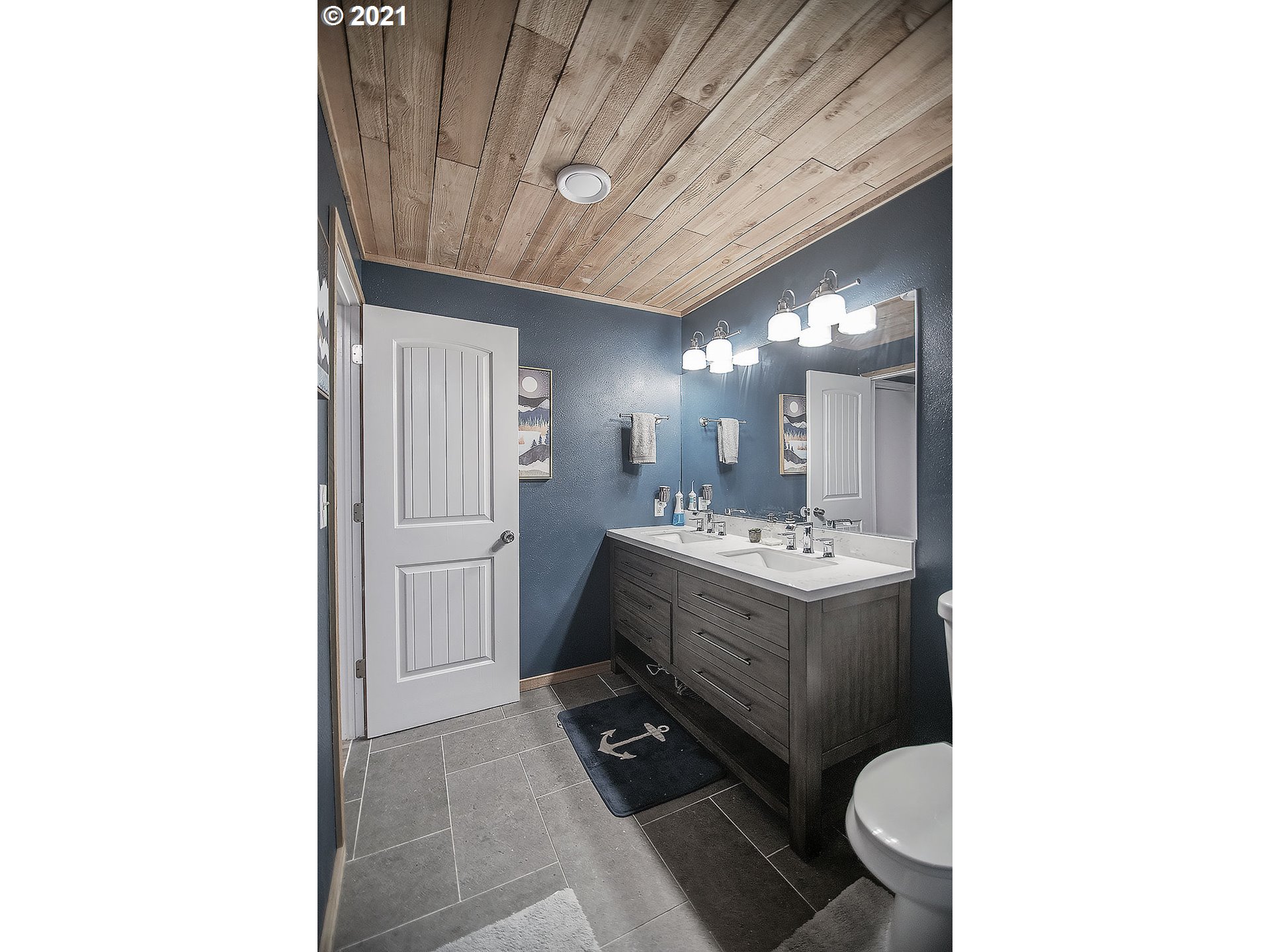 265 Curtis Hill Road Chehalis, WA 98532 - Photo 24 of 32 a bathroom with a sink and mirror