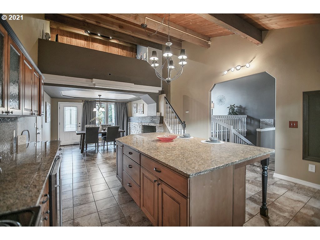 265 Curtis Hill Road Chehalis, WA 98532 - Photo 9 of 32 a kitchen with a table and chairs