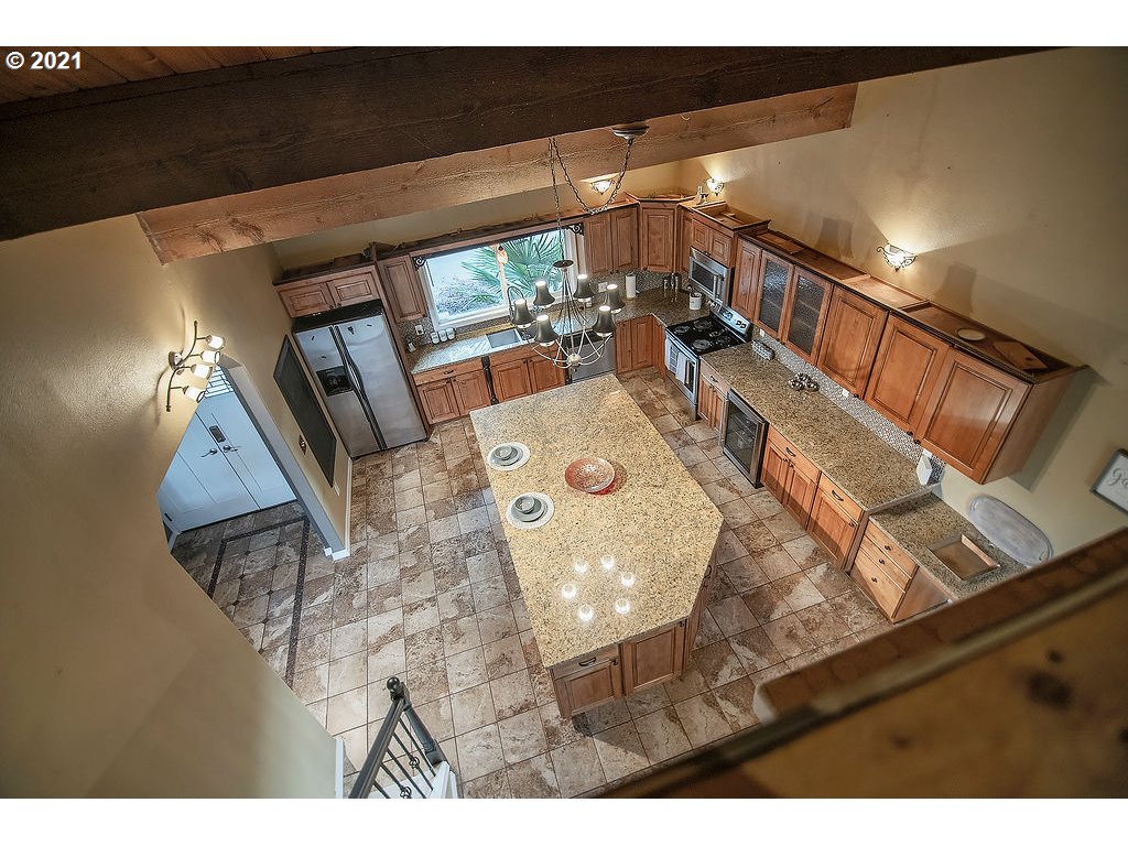 265 Curtis Hill Road Chehalis, WA 98532 - Photo 10 of 32 a view of entryway and kitchen