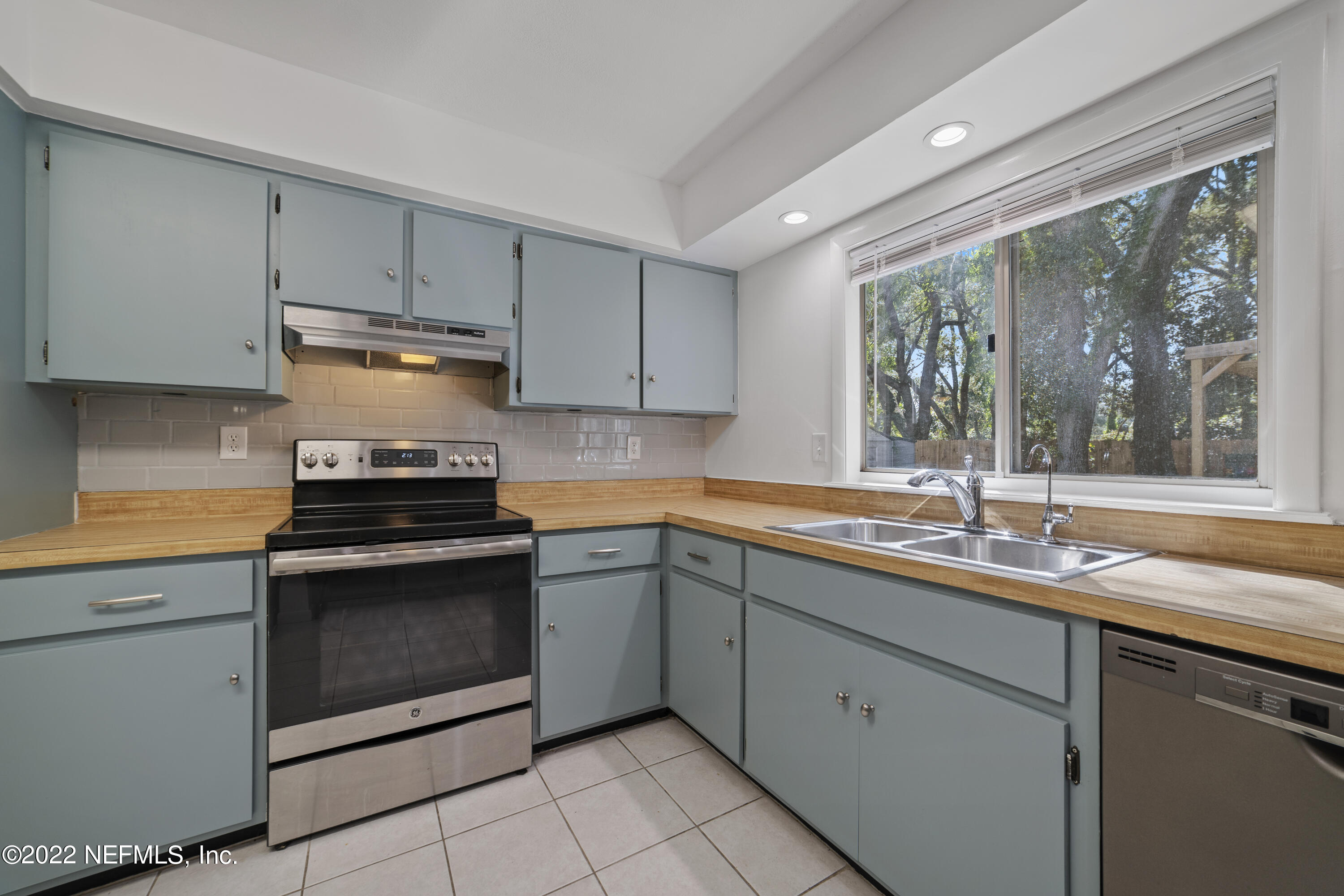 914 Prince Road St. Augustine, FL 32086 - Photo 21 of 26 a kitchen with a sink stove and cabinets