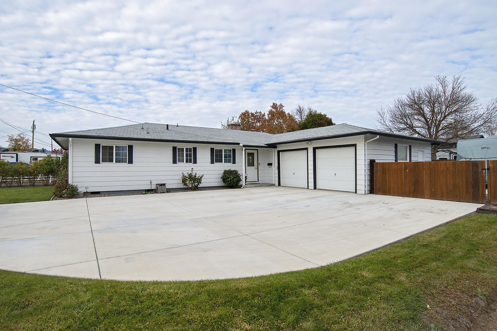 101 Windsor Way Central Point, OR 97502 - Photo 1 of 16 Front of 101 Windsor