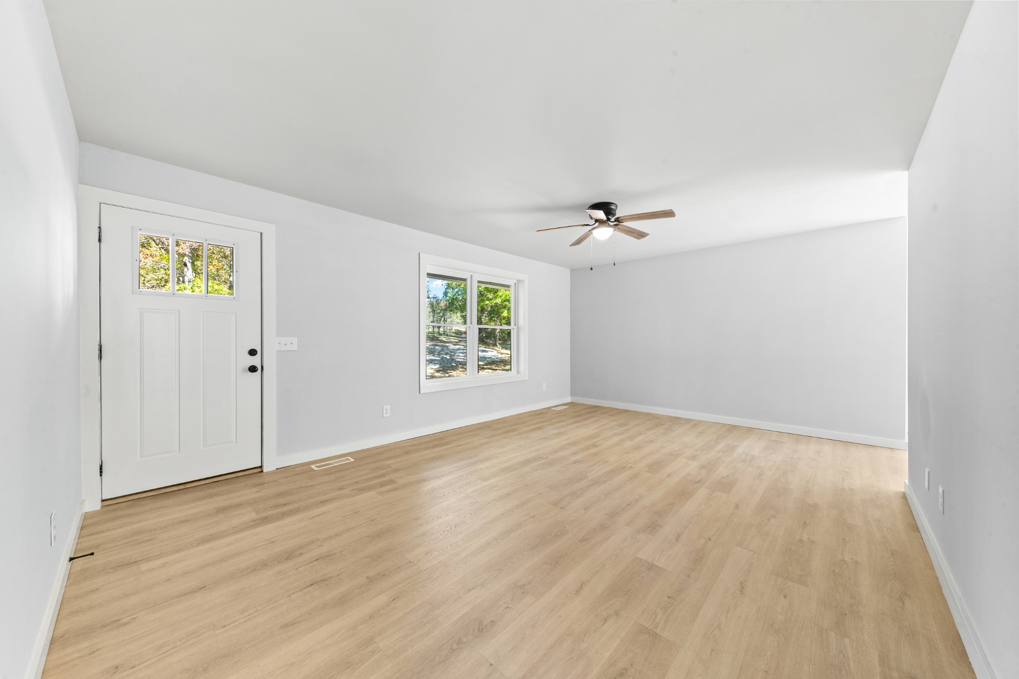 8240 Charlie Brown Road Centerville, TN 37033 - Photo 19 of 72 an empty room with windows and closet