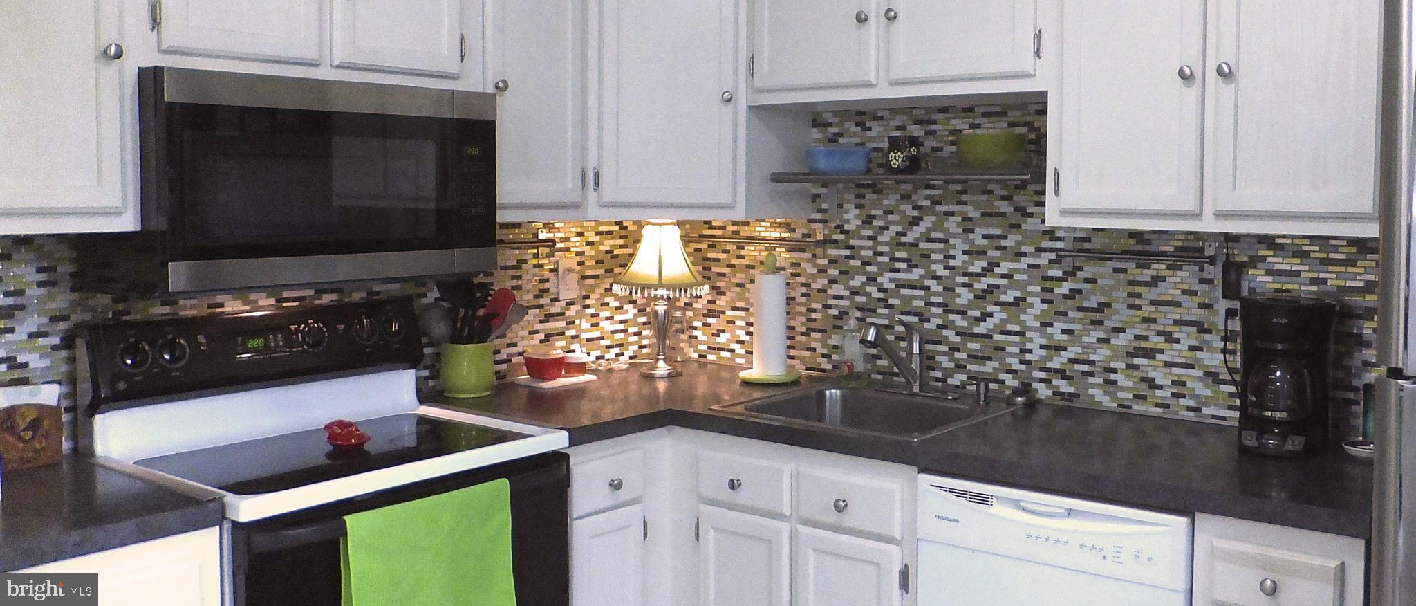 3504 Walnut Ridge Drive Pottstown, PA 19464 - Photo 3 of 18 detail of glass tile backsplash