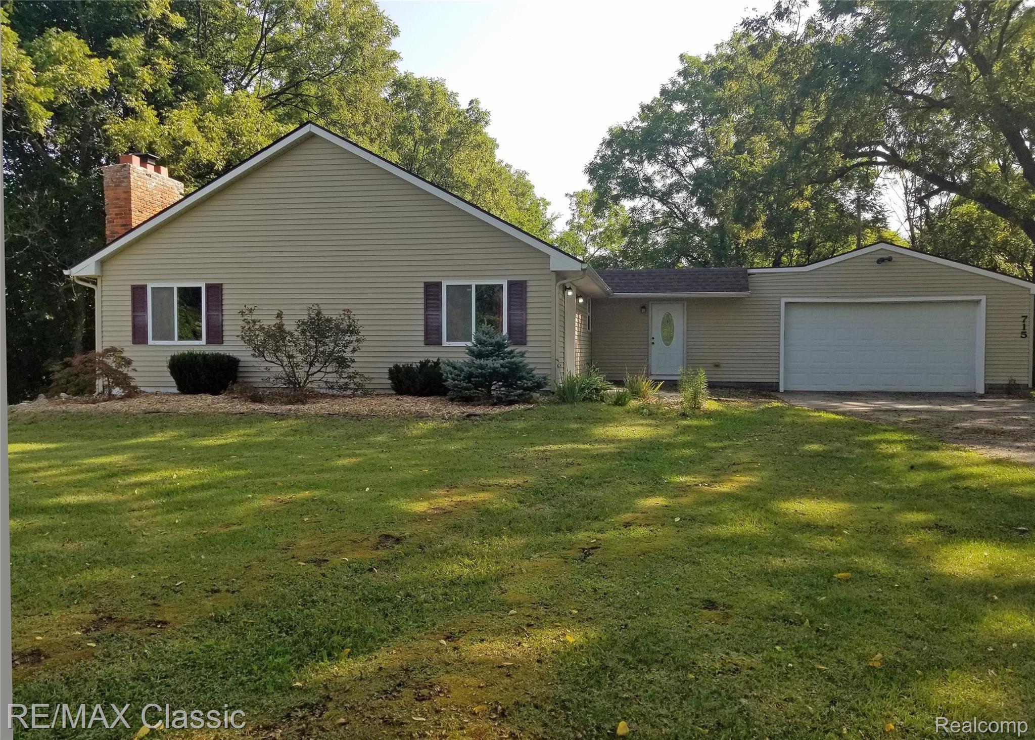 715 Chilson Road Howell, MI 48843 - Photo 1 of 24 Front of house.jpg