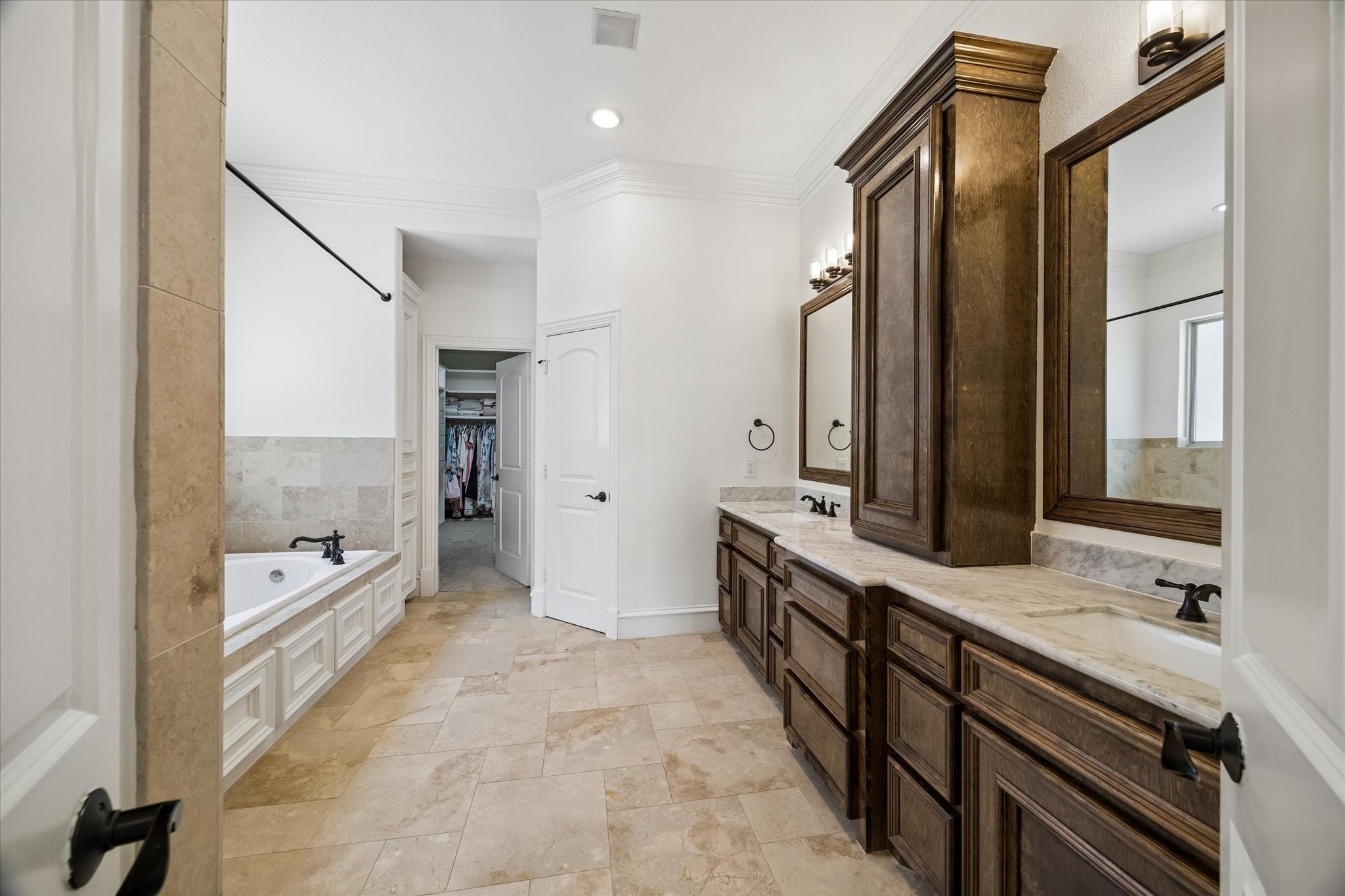 5334 Inker Street Houston, TX 77007 - Photo 16 of 39 The primary offers a abundant storage and closet space along with a luxurious ensuite, creating a tranquil retreat that seamlessly combines comfort with sophisticated design.