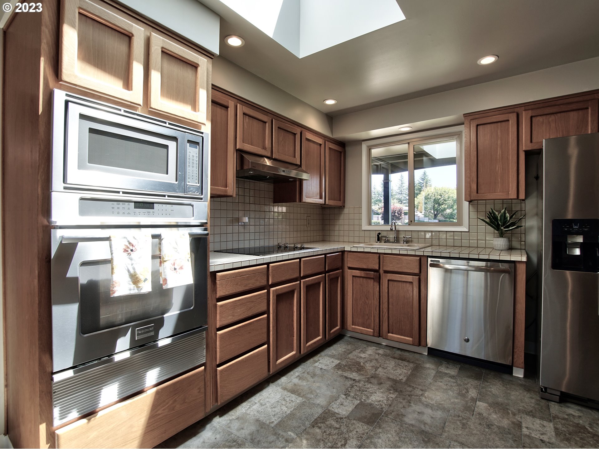 8905 Southwest Homewood Street Portland, OR 97225 - Photo 5 of 43 Gallery Image 5