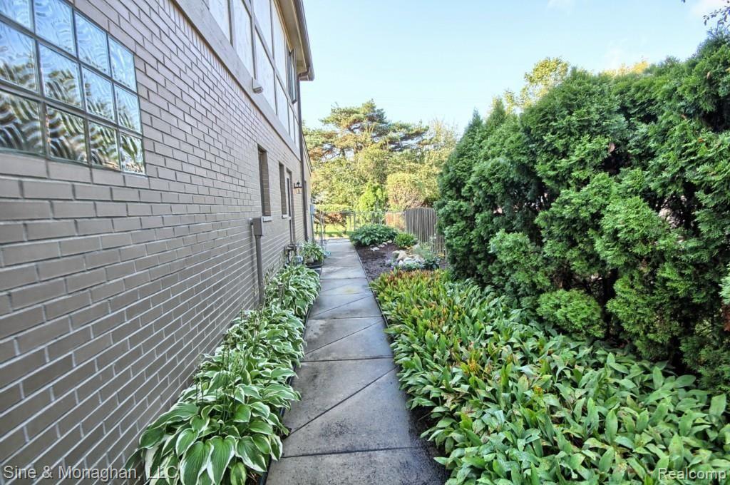 45 Hampton Road Grosse Pointe, MI 48236 - Photo 34 of 36 Sideyard.jpg