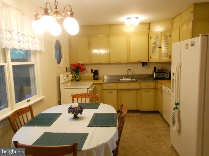 9 Cloister Road Levittown, PA 19057 - Photo 8 of 25 Kitchen