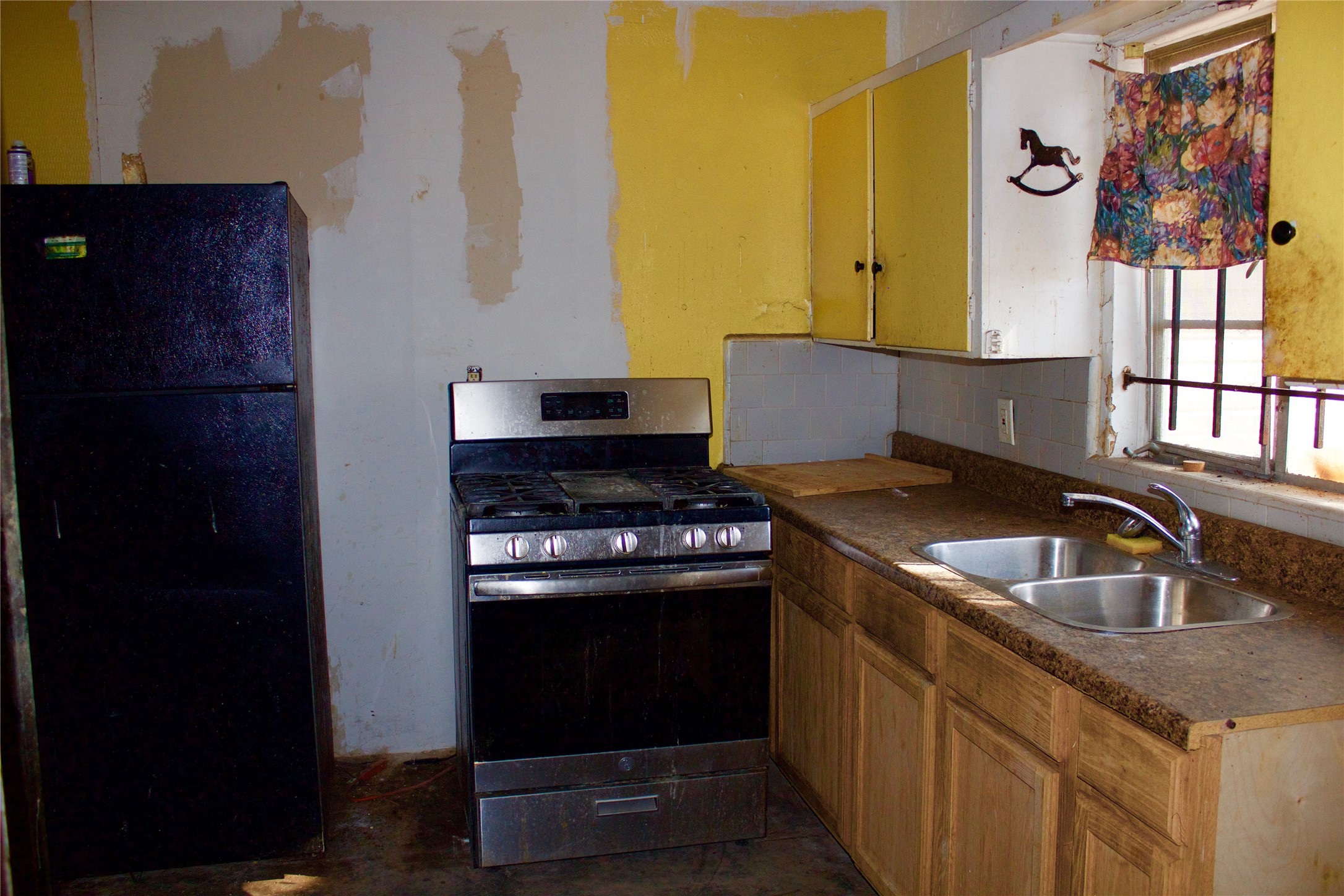 5218 Penfield Lane Houston, TX 77021 - Photo 2 of 11 a kitchen with a stove and a sink