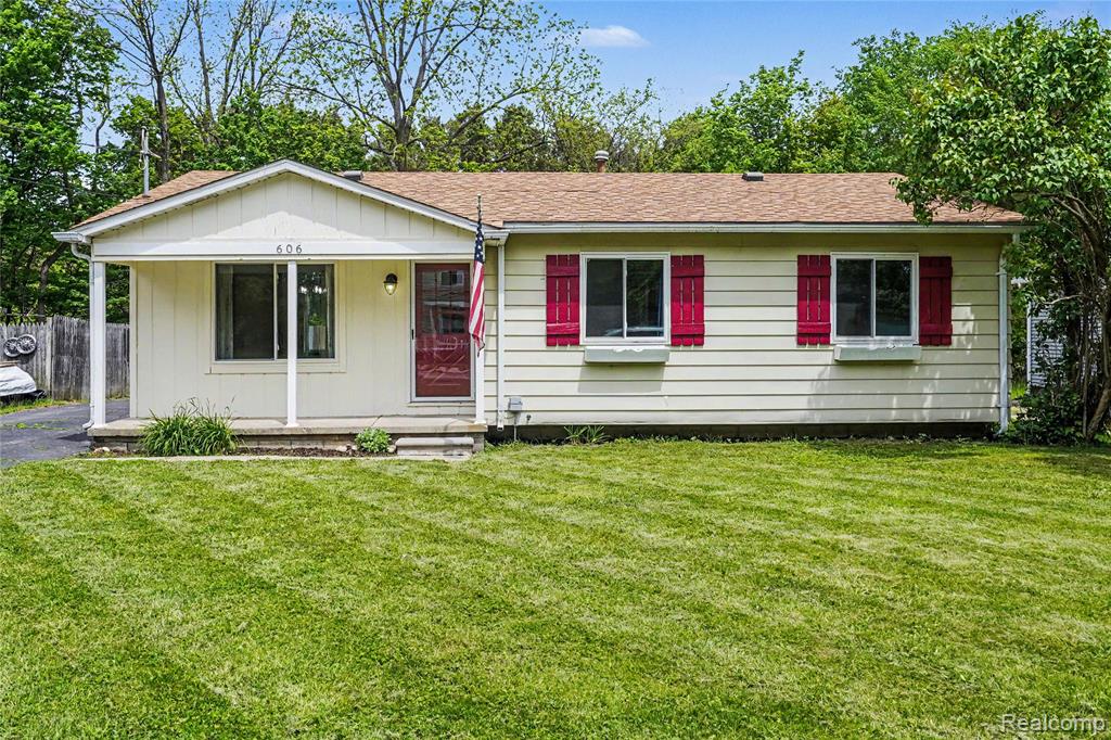 606 Hickory Street Fenton, MI 48430 - Photo 1 of 21
