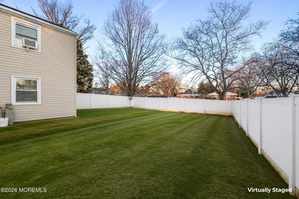 a view of yard with trees