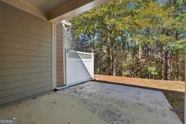 a view of a entrance door of the house