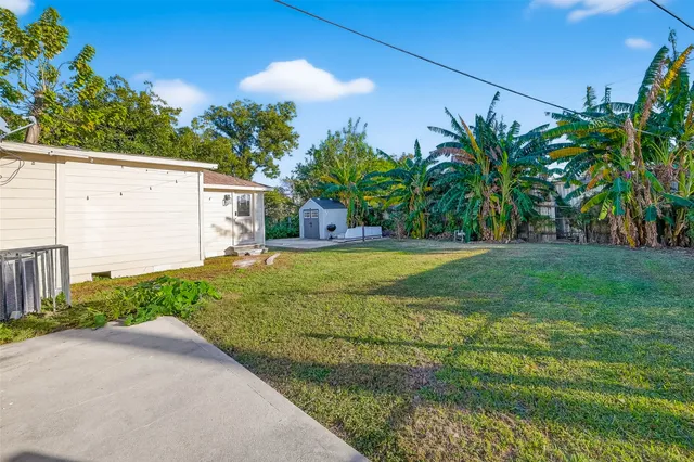 a view of a backyard