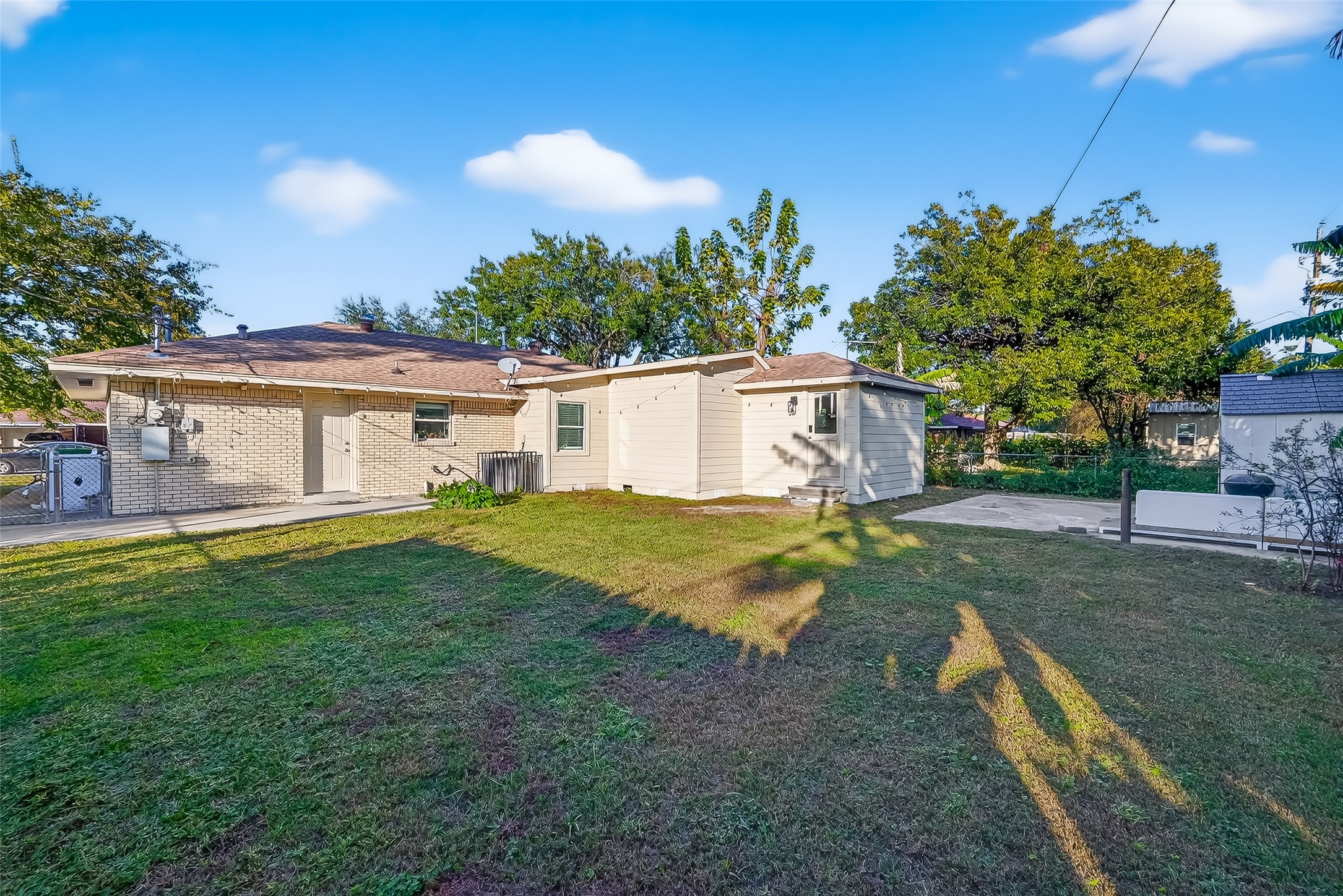 138 East Rocky Creek Road Houston, TX 77076 - Photo 12 of 13 a view of a house with backyard and sitting area