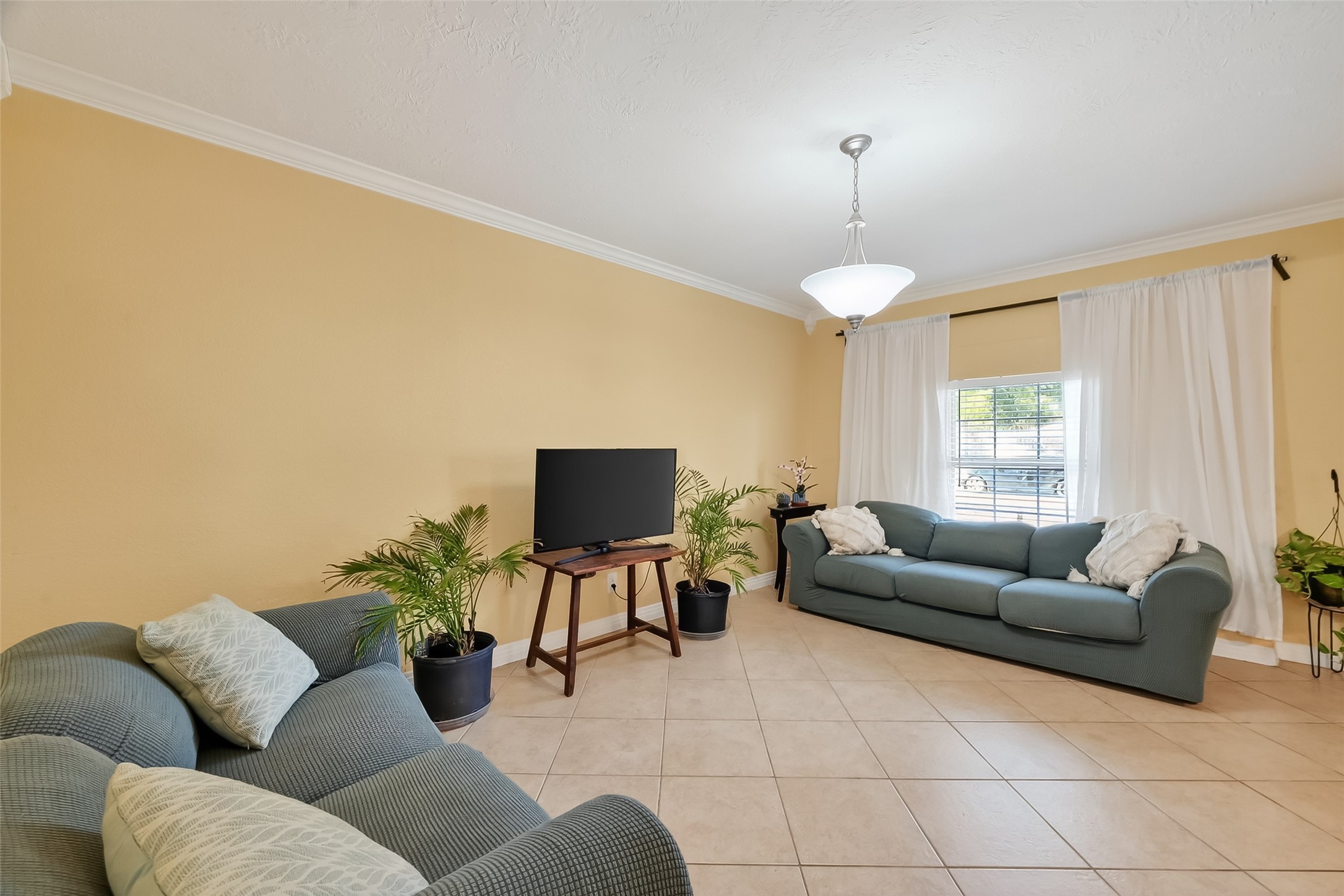 138 East Rocky Creek Road Houston, TX 77076 - Photo 4 of 13 a living room with furniture and a flat screen tv
