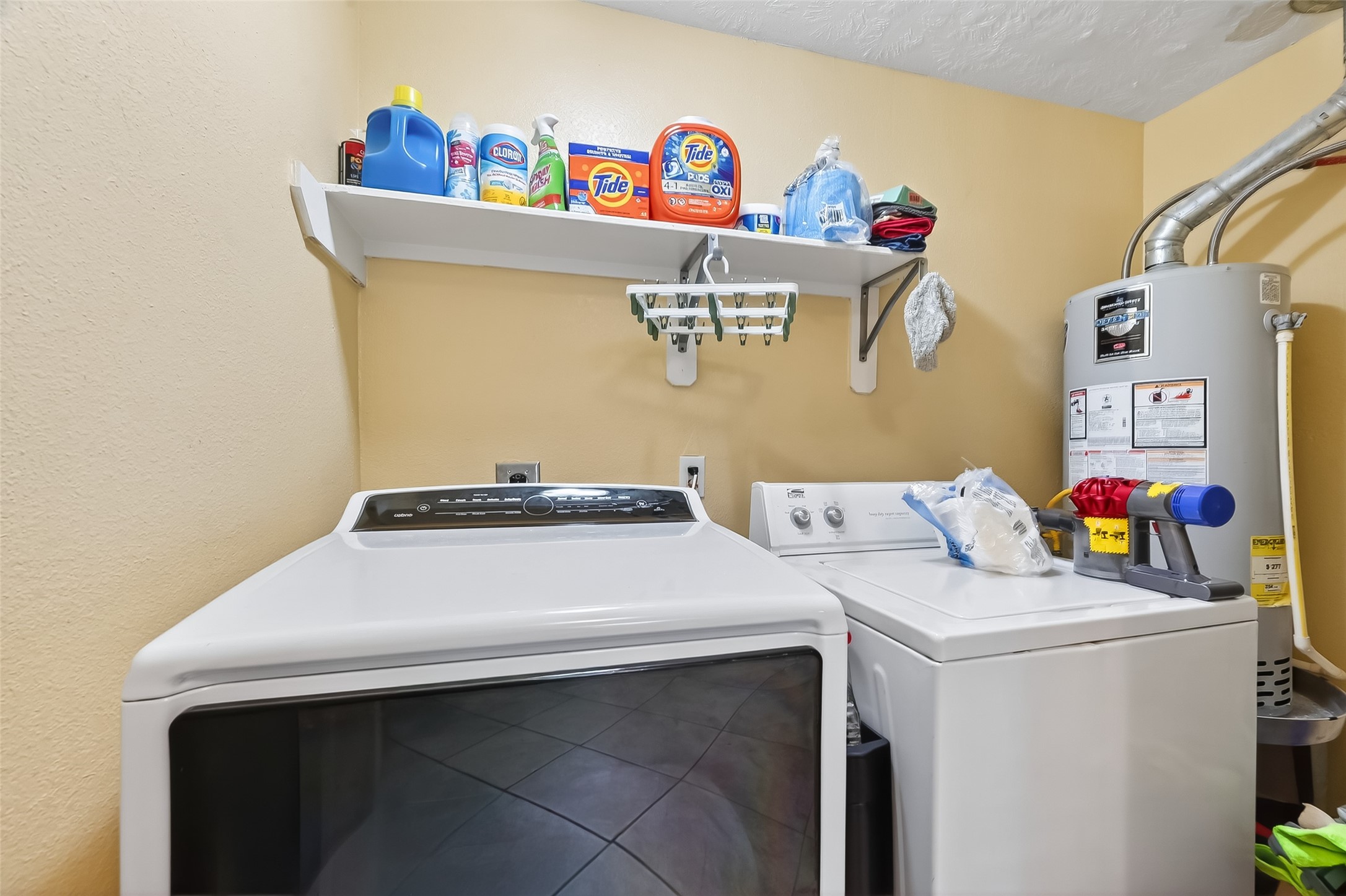 138 East Rocky Creek Road Houston, TX 77076 - Photo 10 of 13 a utility room with dryer and washer