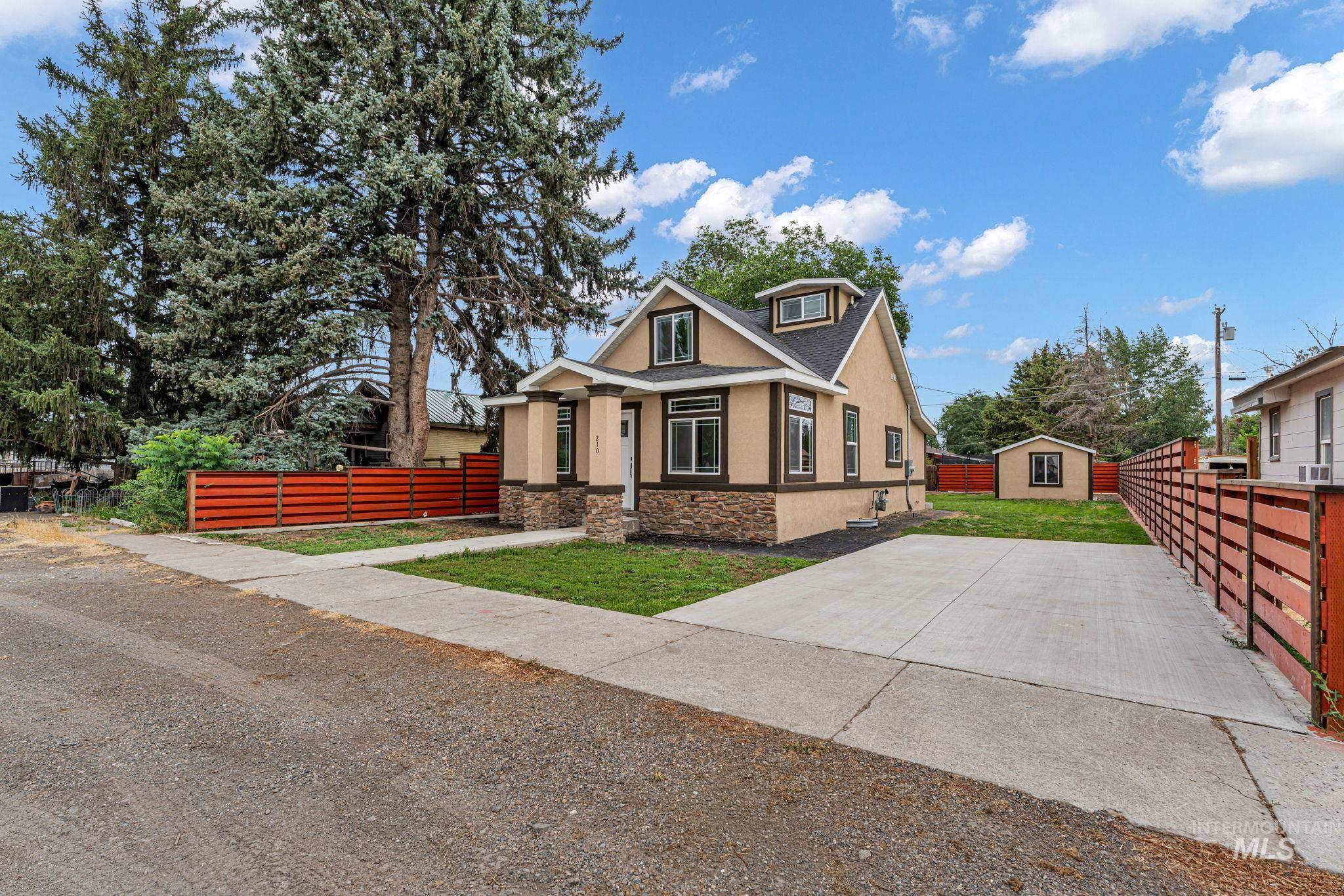 210 Oregon Street Gooding, ID 83330 - Photo 2 of 41