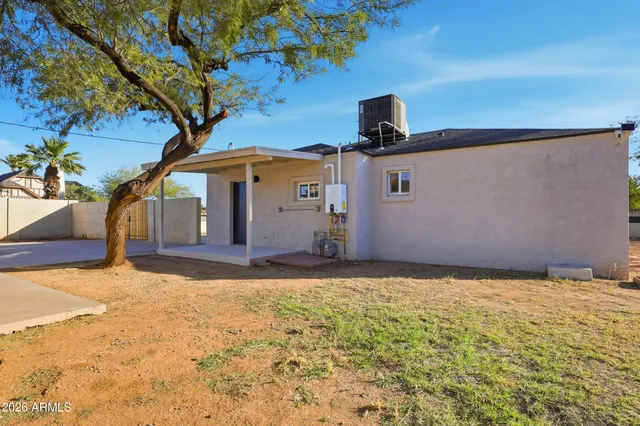 a view of empty room with a yard