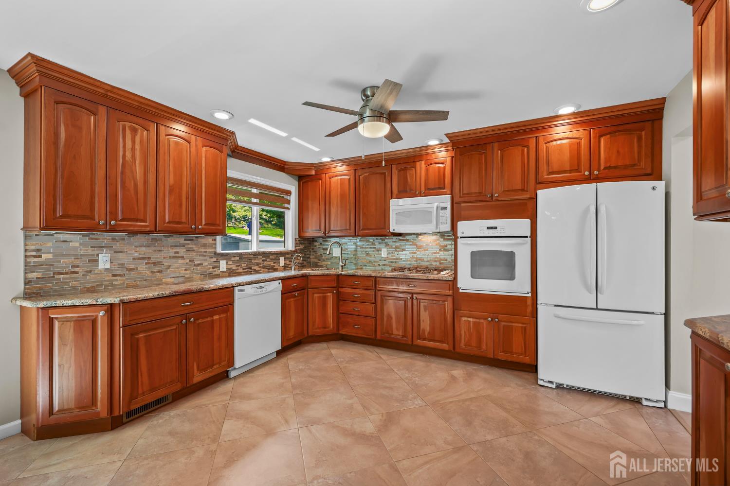 16 Venus Road South Amboy, NJ 08879 - Photo 10 of 31