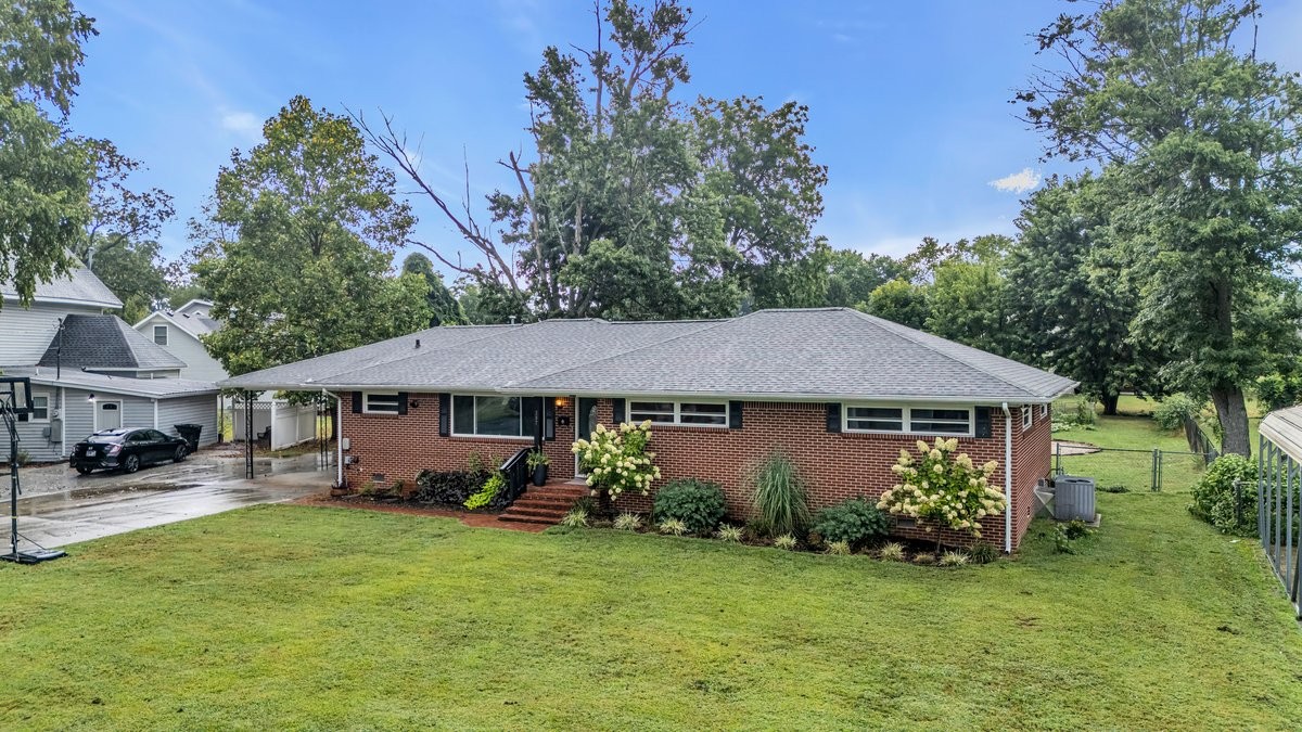 207 East Fort Street Tullahoma, TN 37388 - Photo 2 of 45 a front view of a house with garden
